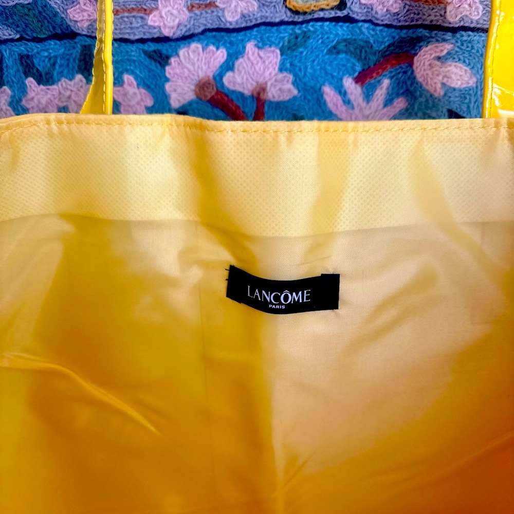 Yellow tote large with button closure. Silk lining
